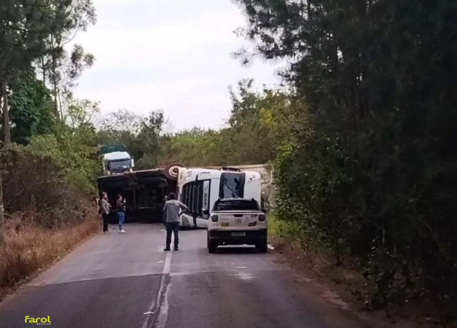 Carreta bitrem tomba e casal de idosos fica ferido em acidente entre Avaré e Itatinga