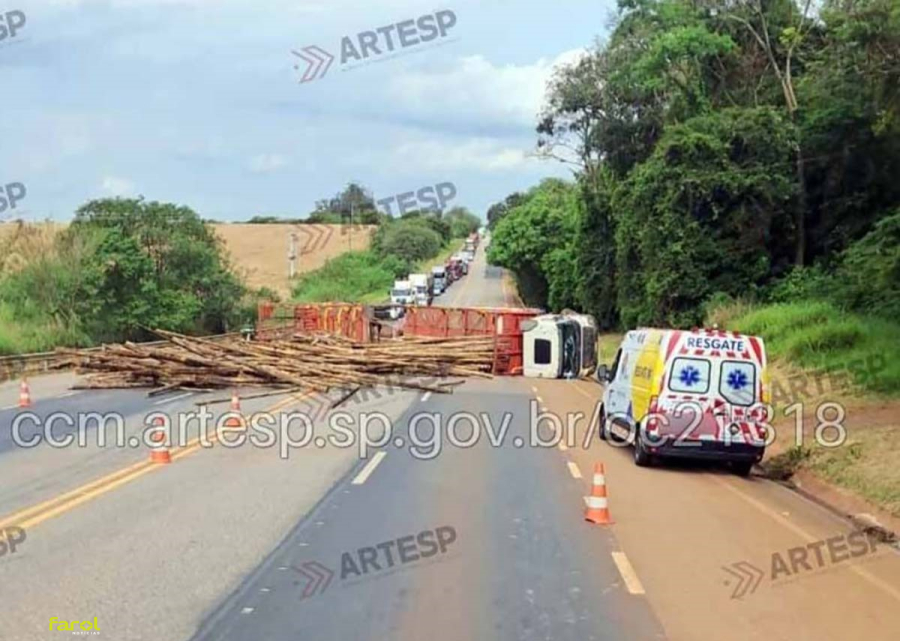 Tombamento de carreta madeireira causa 6 km de congestionamento na SP-270