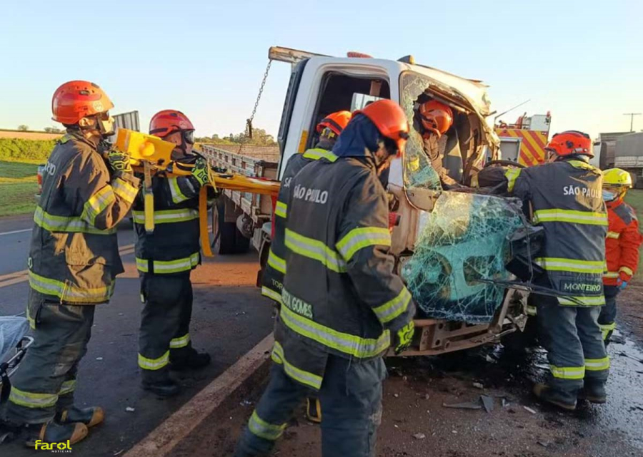 Acidente na SP-255 deixa uma pessoa presa às ferragens