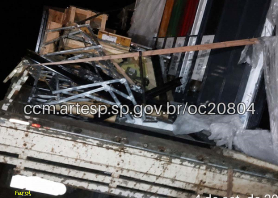Passageira morre após ser ejetada de caminhão em colisão com carreta na Castello Branco