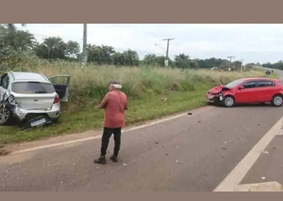 Colisão entre dois carros deixa duas pessoas feridas na SP-255