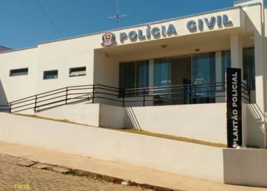 Homem é preso após ser flagrado se masturbando em praça pública 